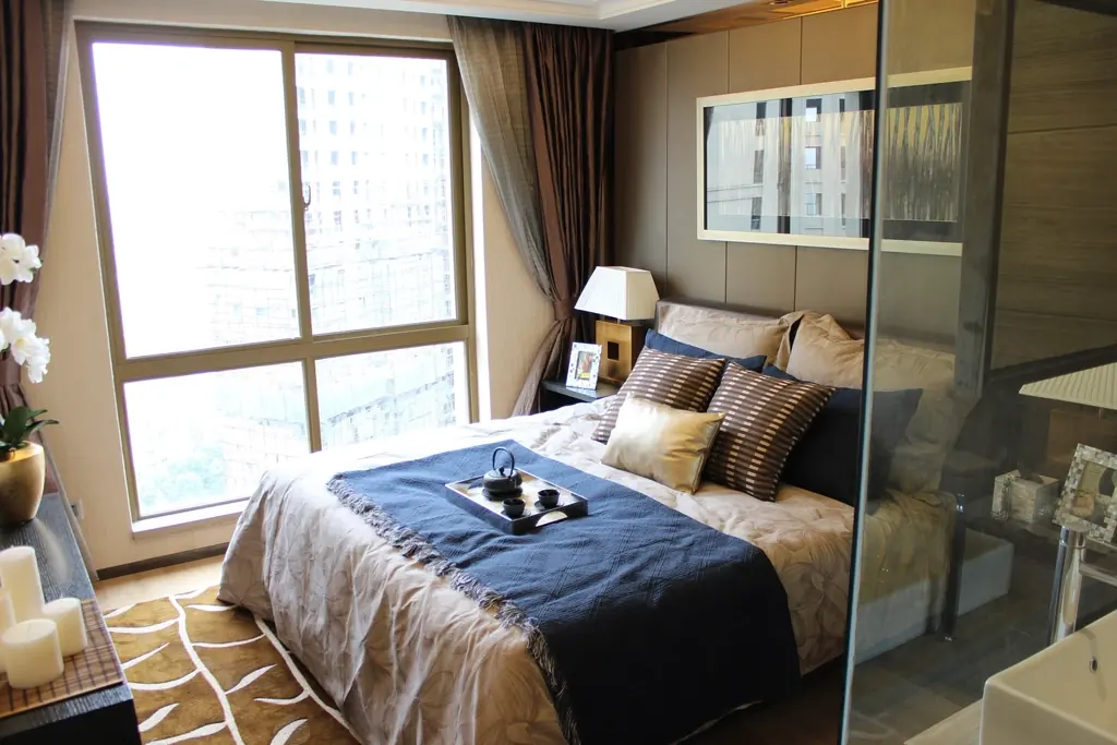 Chambre avec lit double devant une grande baie vitrée