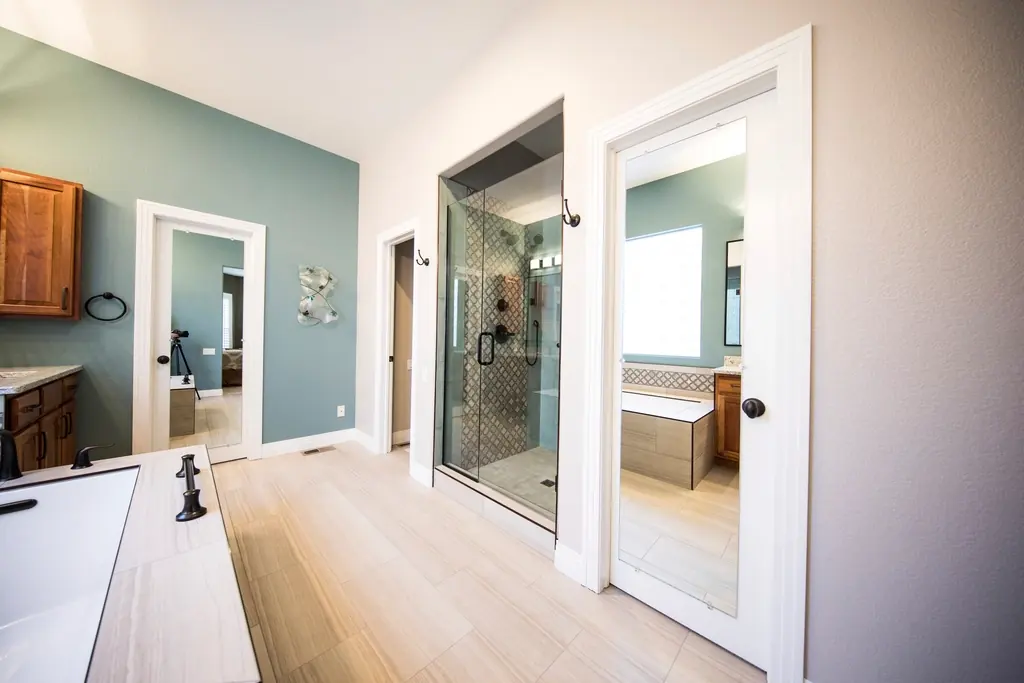 Couloir ouvrant sur une salle d'eau, la perspective file vers le fond